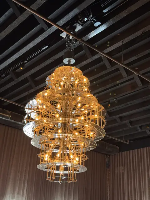 Candelabro dorado bajo un techo expuesto