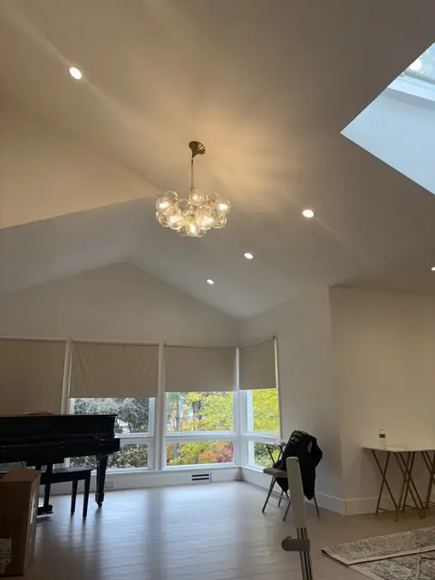 Candelabro de burbujas en una sala con piano