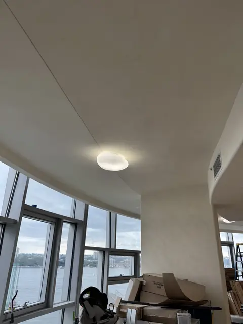 Plafón en una sala curva frente al río