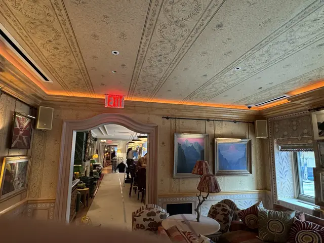 Iluminación indirecta en un salón con techo pintado