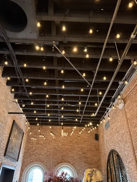 Luces colgantes en el techo de un restaurante de ladrillo