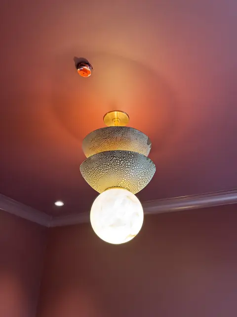 Lámpara colgante en una habitación rosada