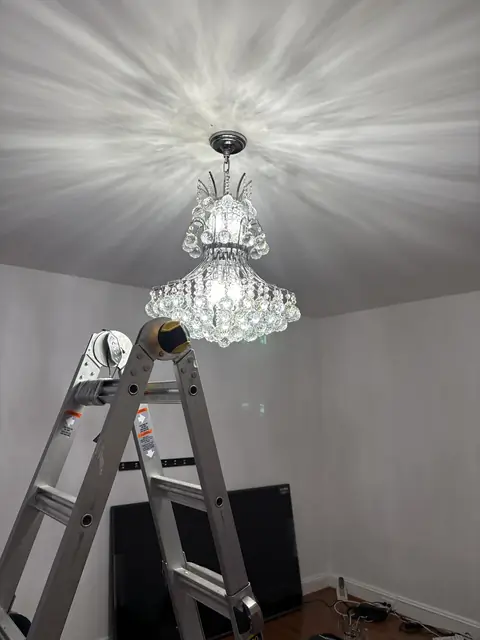 Candelabro de cristal durante la instalación