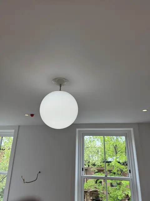 Lámpara de globo junto a una ventana