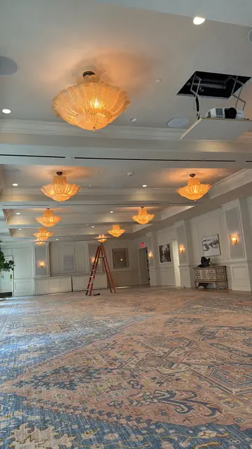 Candelabros en el salón de eventos de un hotel