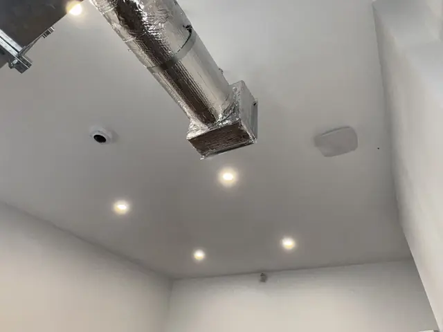 Luces empotradas y ducto expuesto