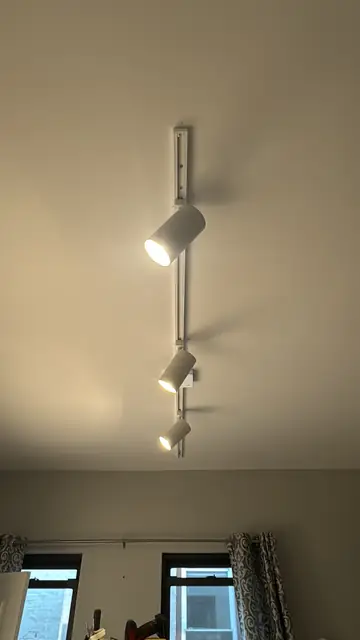 Luces de riel en una habitación