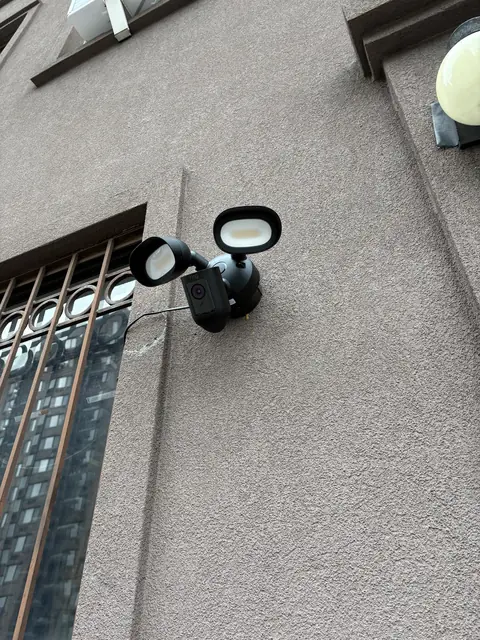 Reflector con cámara en una pared exterior