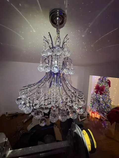Candelabro de cristal en una sala