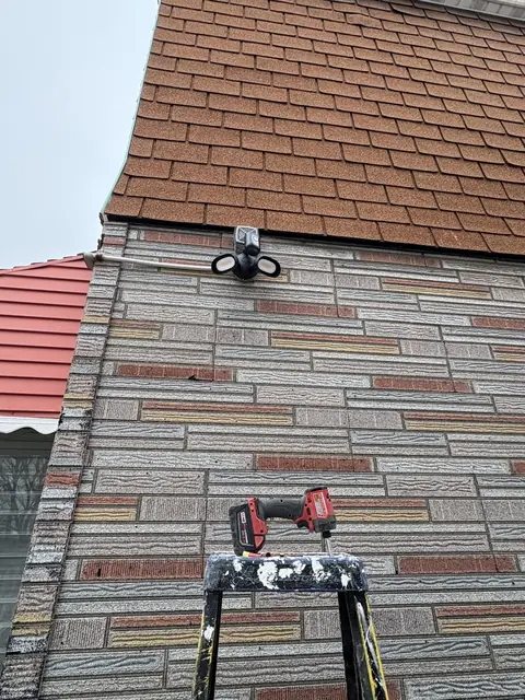 Instalando un reflector en una fachada de ladrillo