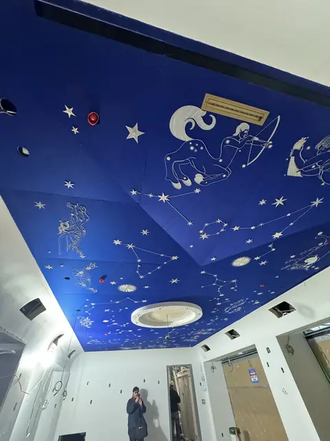 Techo pintado con el zodiaco y nueva iluminación
