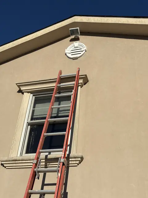 Instalación de lámpara exterior en una casa de dos pisos