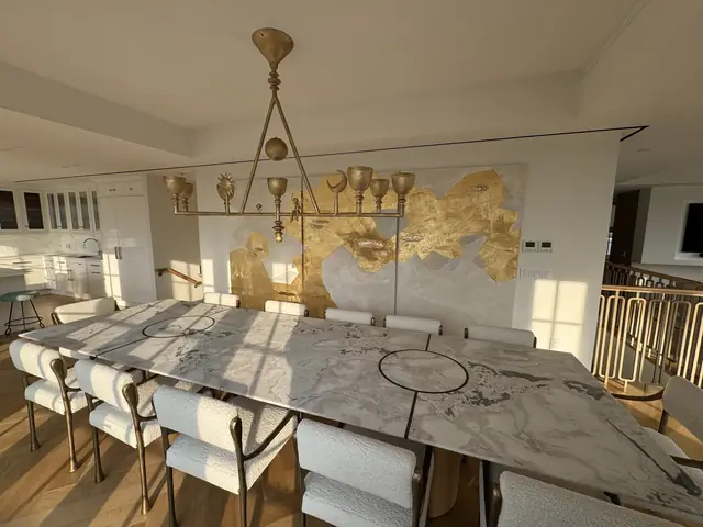 Candelabro sobre la mesa del comedor