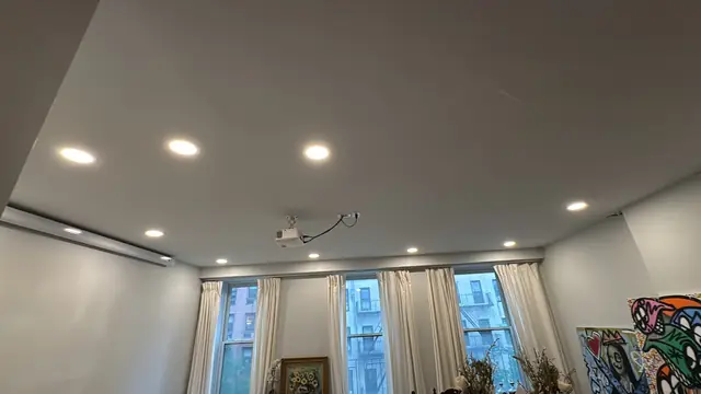 Luces empotradas en una sala