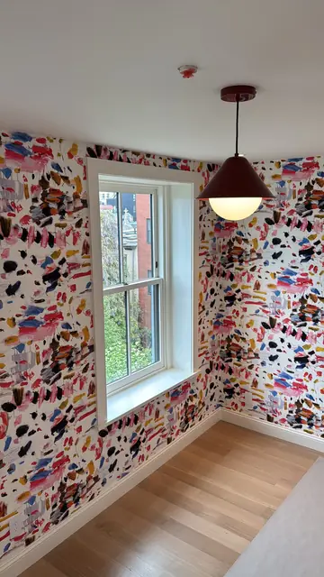 Lámpara de cono en una habitación con papel tapiz