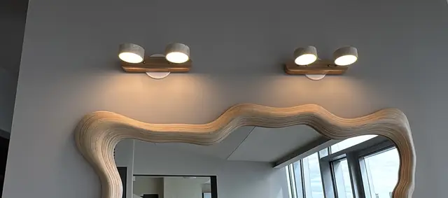 Luces sobre un espejo curvo