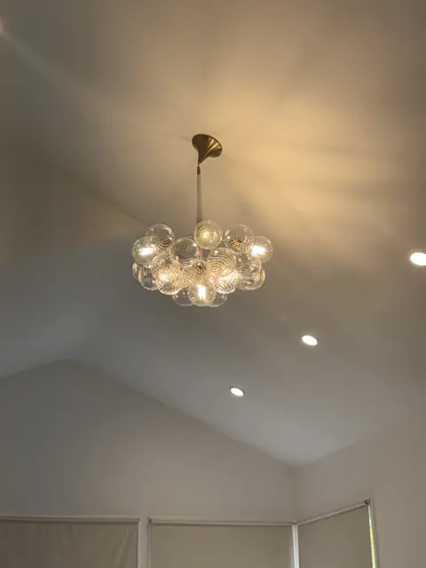 Candelabro de burbujas en un techo abovedado
