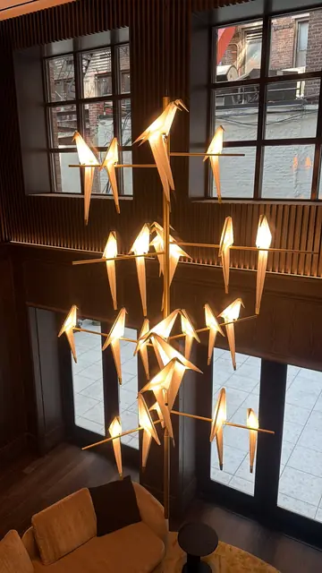 Candelabro de aves en un salón de doble altura