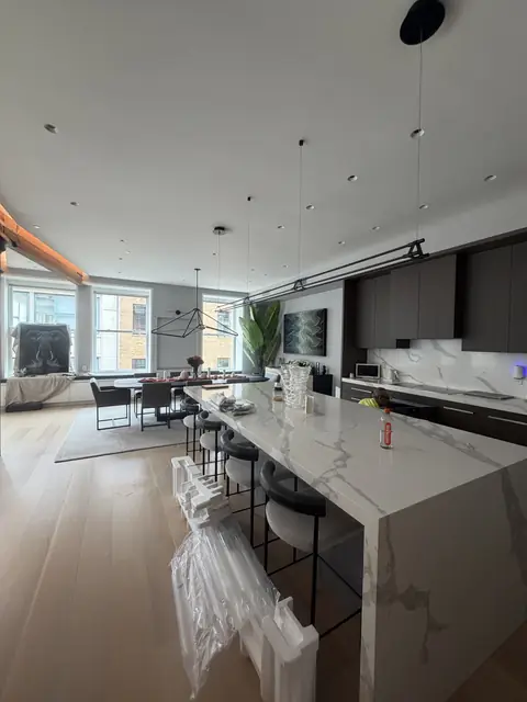 Lámparas sobre la isla de cocina en un loft