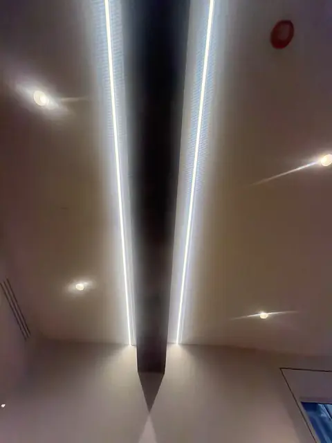 Canales LED lineales en el techo
