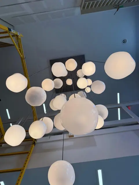 Lámparas de globos vistas desde abajo, instalación en un atrio