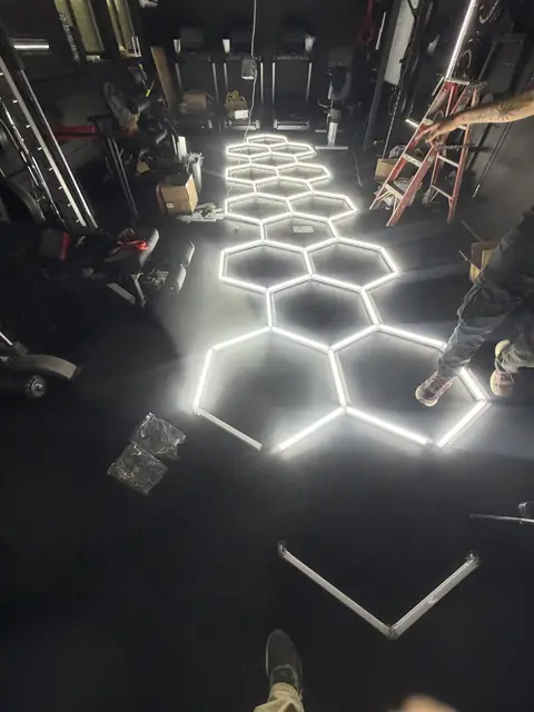 Retícula LED hexagonal durante el montaje
