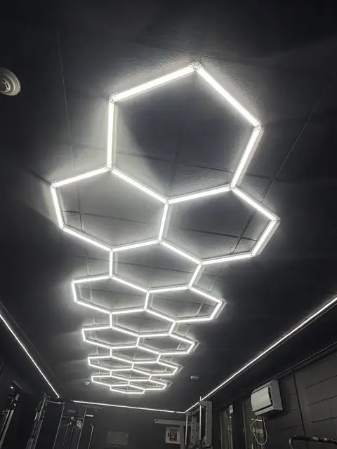 Iluminación LED hexagonal en el techo de un gimnasio